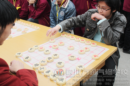 成都萬通汽修學校 學生全力思考下一步棋怎么走