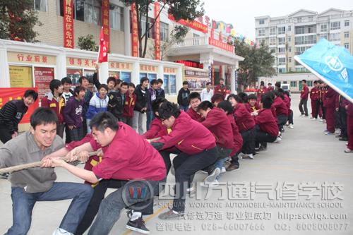 成都萬通汽修學校 班主任和學生一起努力的拼搏