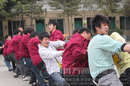 成都萬通汽修學校 同學們使勁的拉