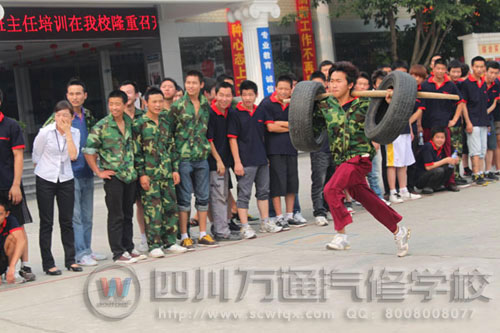 參賽選手比拼“紅軍的扁擔”