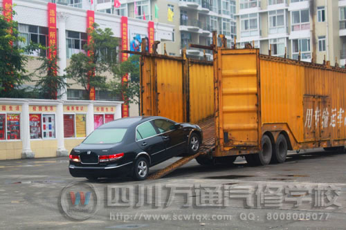 實訓車輛駛入成都萬通
