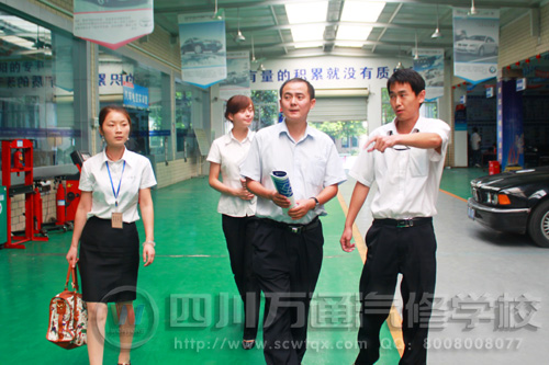 黃河助理一行人參觀我校整車實訓室