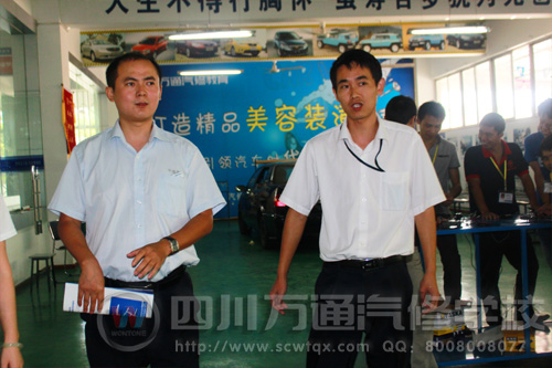 參觀我校汽車美容實訓室
