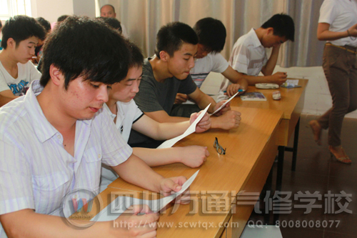 學生們人手一份工作申請表