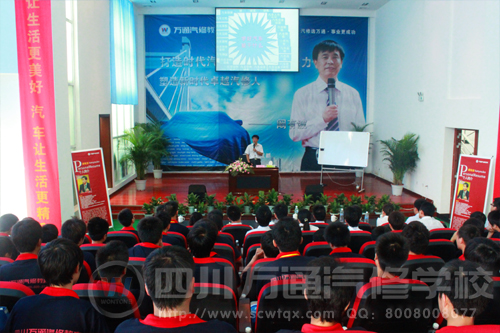 學生們屏氣凝神 聆聽闞大師講課