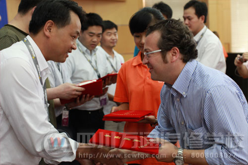斯潘內(nèi)錫中國(guó)區(qū)負(fù)責(zé)人阿迪先生為萬(wàn)通選手頒獎(jiǎng)