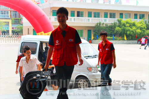 陽光導學小組迎接新生進校園