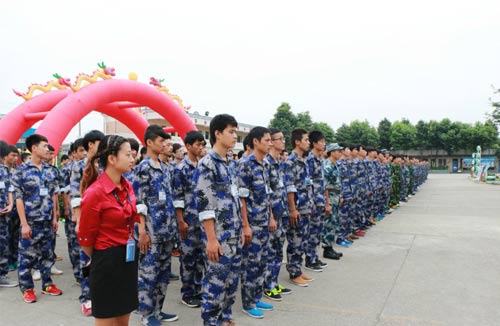 同學(xué)們列隊(duì)站好 準(zhǔn)備著展現(xiàn)軍訓(xùn)的成果