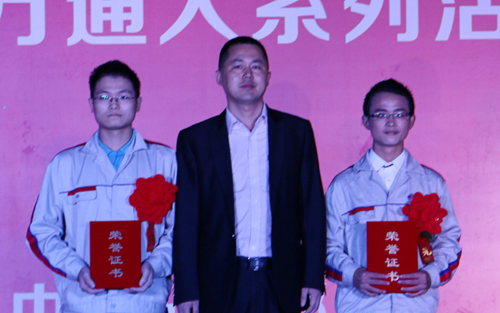校領導為第四屆全國職業(yè)規(guī)劃演講大賽總決賽獲獎選手頒獎