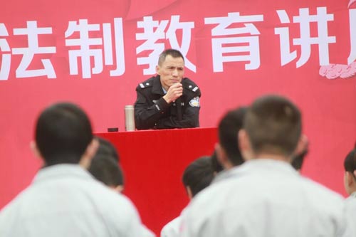 張警官進(jìn)行講座