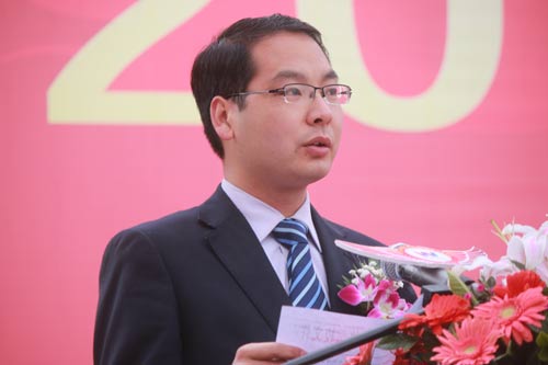成都萬(wàn)通汽修學(xué)校胡傳軍助理宣讀表彰決定