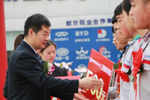 李校長(zhǎng)為獎(jiǎng)學(xué)金學(xué)子頒獎(jiǎng)并給予鼓勵(lì)