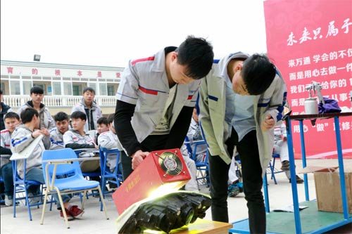 學(xué)生實際上手進(jìn)行操作