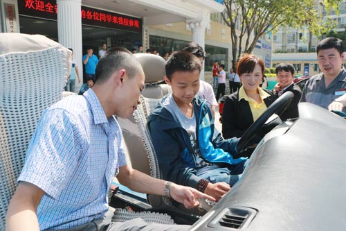 學長們乘坐改裝車體驗汽修魅力