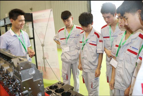 學生們互相討論并提出問題