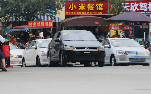 桑塔納汽車正在來學(xué)校的路上