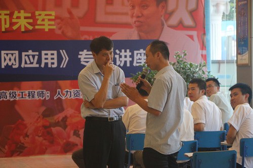 朱軍教授和老師們親切交流