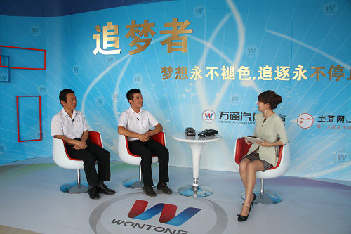 劉偉及其導師接受欄目組采訪