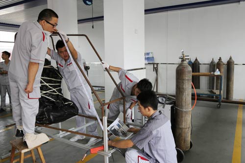 劉文老師正在改裝汽車
