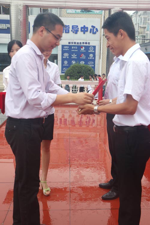 成都萬通胡助理為獲獎(jiǎng)老師頒發(fā)獎(jiǎng)狀