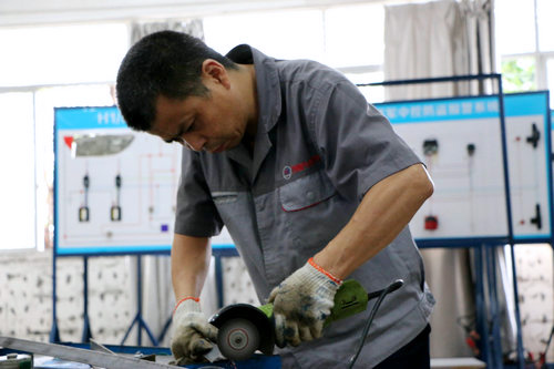 正在努力進(jìn)行臺(tái)架制作的萬通老師