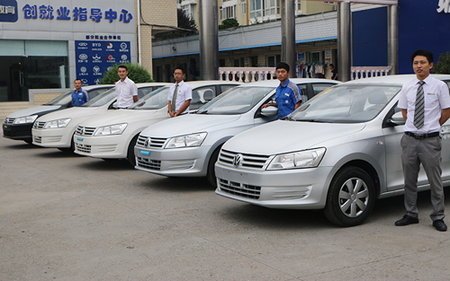 我校新購的優(yōu)先批6輛全新大眾實(shí)訓(xùn)車輛