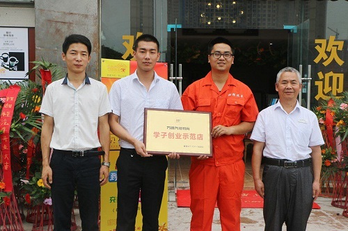 萬(wàn)通老師到創(chuàng)業(yè)學(xué)子門店進(jìn)行技術(shù)指導(dǎo)