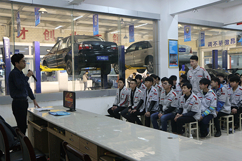 車企招聘負責人為萬通學子答疑解惑