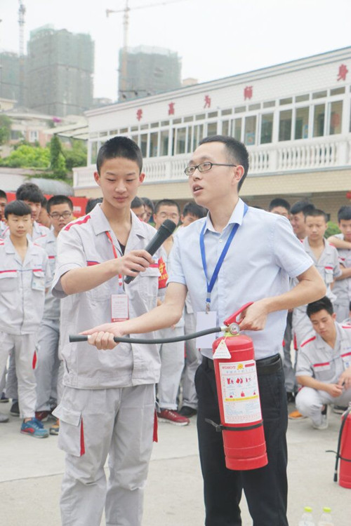 講師講解滅火器用法