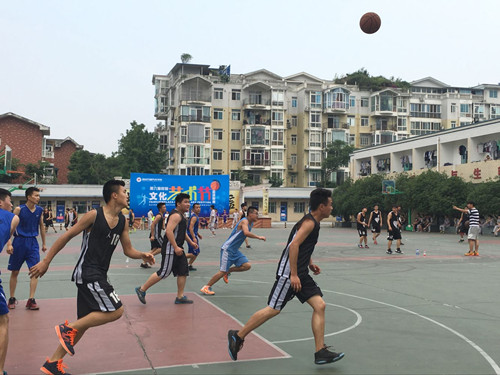 這球拋得還挺高的呀