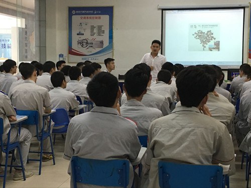 講師在介紹企業的情況