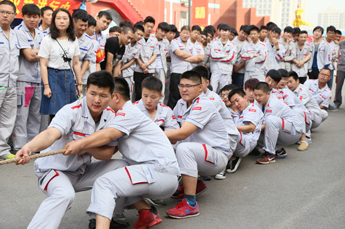 張運帶領(lǐng)全班同學(xué)參加拔河比賽