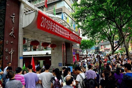 眾多學子趕赴高考