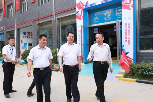 何總正在跟與會嘉賓交談