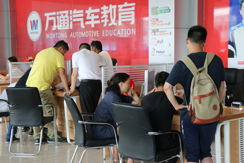 很多學子和家長前來萬通報名咨詢