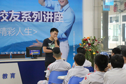 何蛟龍正在為學生演講