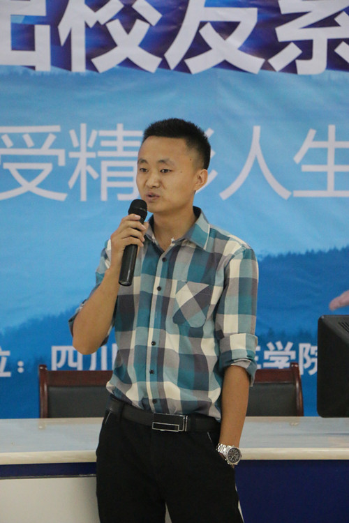 賈衛林正在解答學子提出的問題