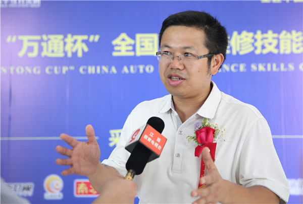 江西省人力資源和社會保障廳副處長羅文接受媒體采訪