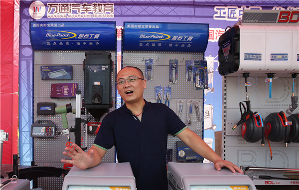 企業代表王強在企業展示區解說產品