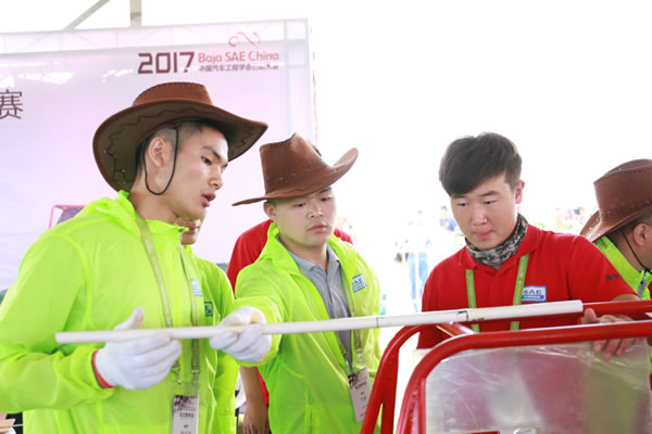 賽場裁判在檢測萬通汽車教育賽車
