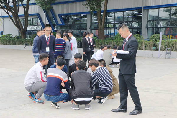 學員正在開展激烈考核