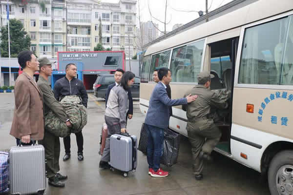 萬通老師送學生就業上崗