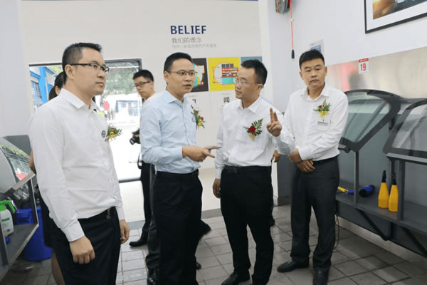 精典汽車高層領導參觀成都萬通