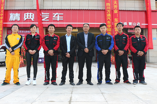 李建康和他的團隊合影