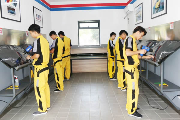 成都萬通學(xué)子實訓(xùn)操作 掌握汽車美容核心技術(shù)