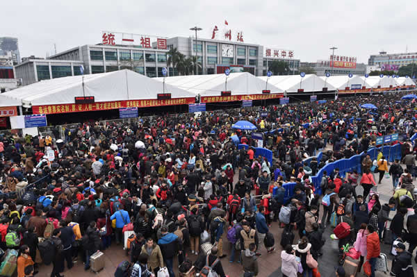 成都萬通每年都回迎來許多打工返鄉(xiāng)人群學(xué)習(xí)汽車