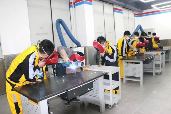 成都萬通學子汽車焊接分組實操學習