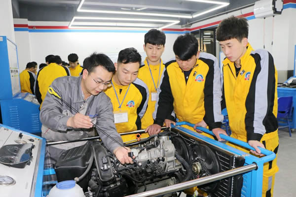 成都萬通師資汽車實訓臺架分組教學