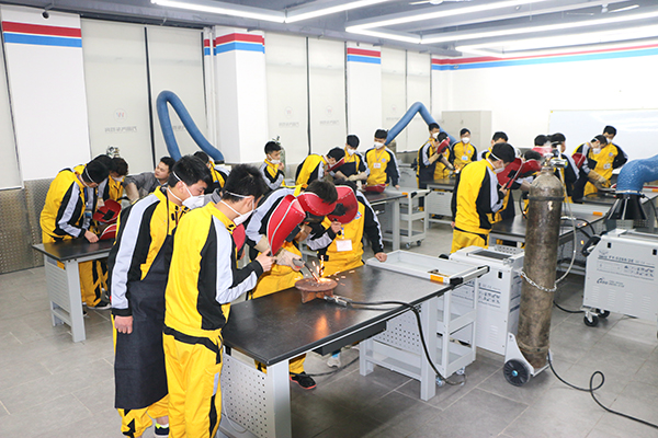 成都萬通學(xué)子分組進(jìn)行汽車整形技術(shù)實(shí)訓(xùn)
