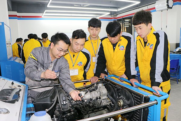 成都萬通汽車學校分組教學 項目實訓